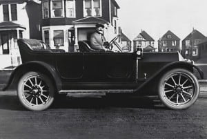 Louis Chevrolet au volant de la toute première Chevrolet en 1911.